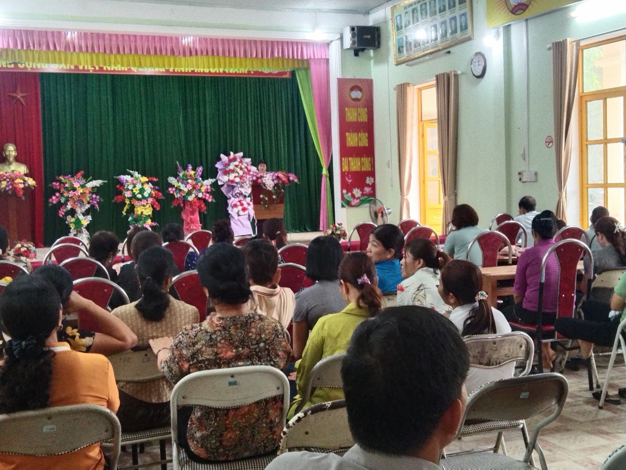 Hội nghị nói chuyện chuyên đề Dân số và phát triển vùng đồng bào dân tộc thiểu số tại Hội trường UBND xã Hùng An